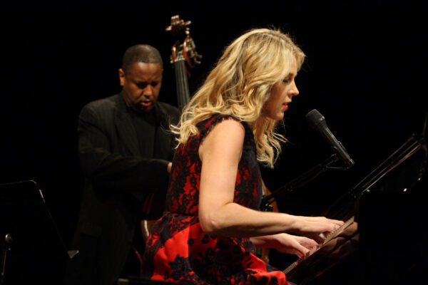 diana_krall017 Roma, Auditorium Parco della Musica 15 11 2009
Roma Jazz Festival - Diana Krall in concerto.
Diana Krall piano, voce
Anthony Wilson chitarra
Robert Hurst contrabbasso
Karriem Riggins batteria
©Musacchio & Ianniello
*******************************************************
NB la presente foto puo' essere utilizzata esclusivamente per l' avvenimento in oggetto o per pubblicazioni riguardanti la Fondazione Musica per Roma
********************************************************